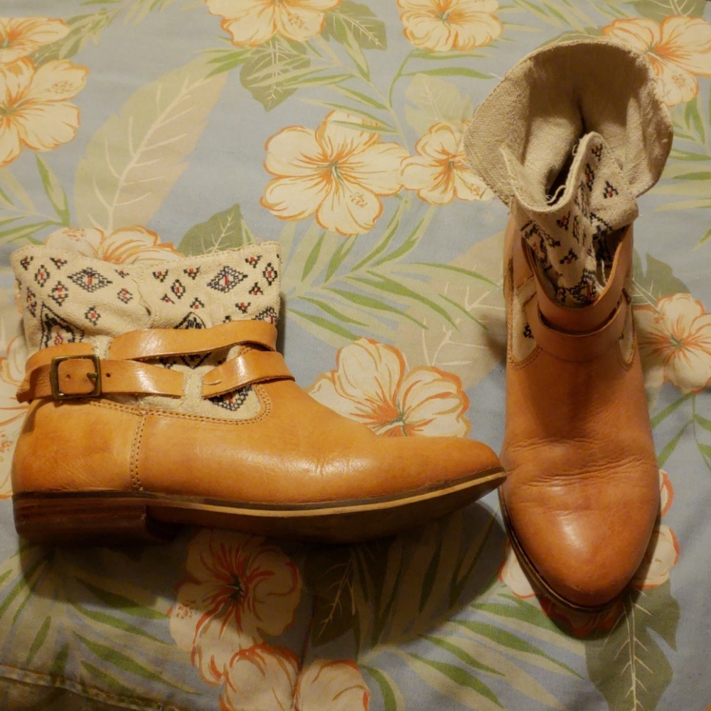 LAST CHANCE Latigo short leather patterned booties